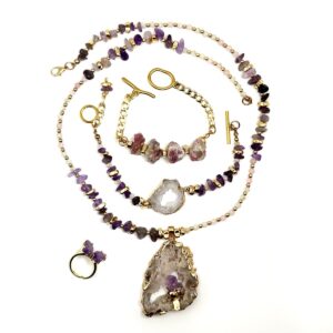 Collar, pulsera, anillo.